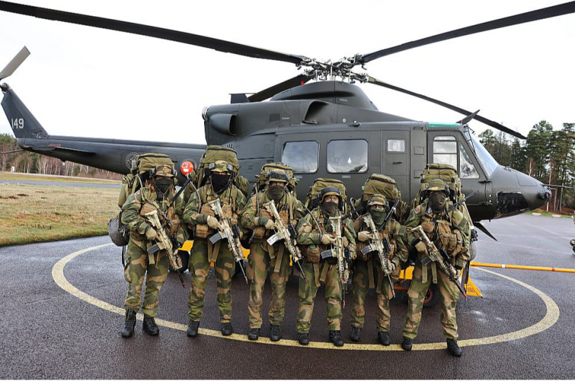 Norvēģijas bruņoto spēku speciālo uzdevumu "Mednieku vienības" karavīres. Šī vienība sastāv tikai no sievietēm.