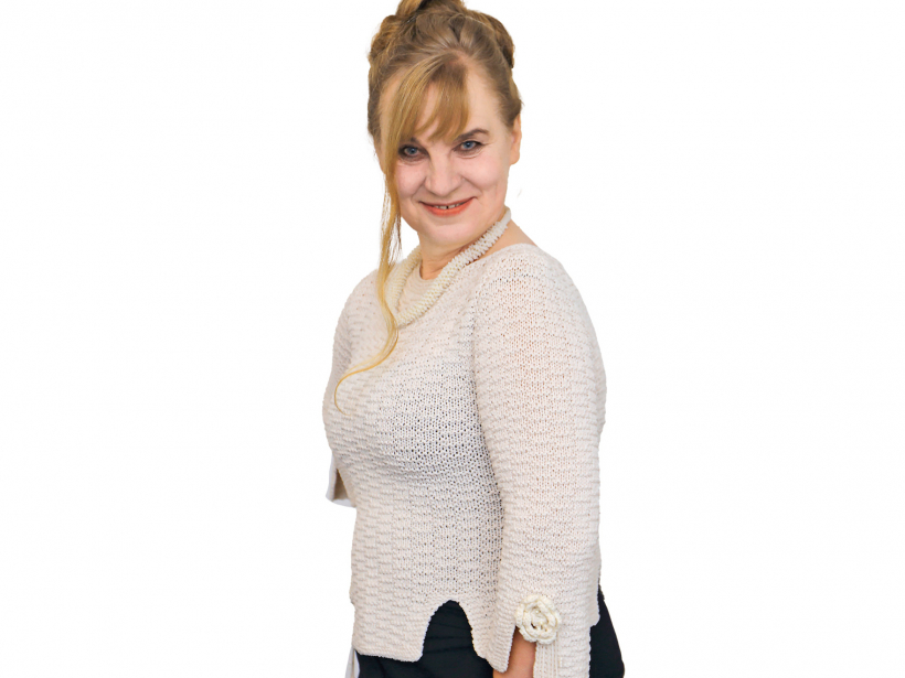 Džemperis ar tamborētām rozītēm.