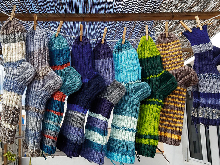 Sandras Eglītes sasienamo zeķu klāsts: “Man tīk, ka nav jāievēro kamufl āža, un ceru, ka hospitālī košāki krāsu toņi kaut nedaudz nāks par labu karavīru garastāvoklim.”