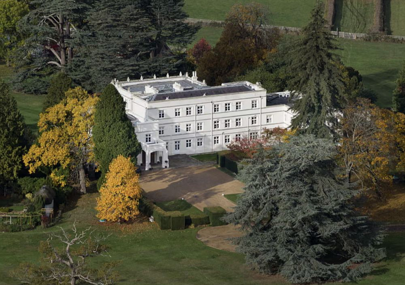 Bijušais princis Endrū īpašumā "Royal Lodge", kurā ir 30 istabas, dzīvo kopš 2004. gada.