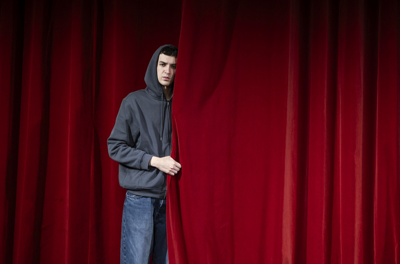 Gerds Lapoška izrādē tiek iesaistīts kā citas paaudzes pārstāvis.