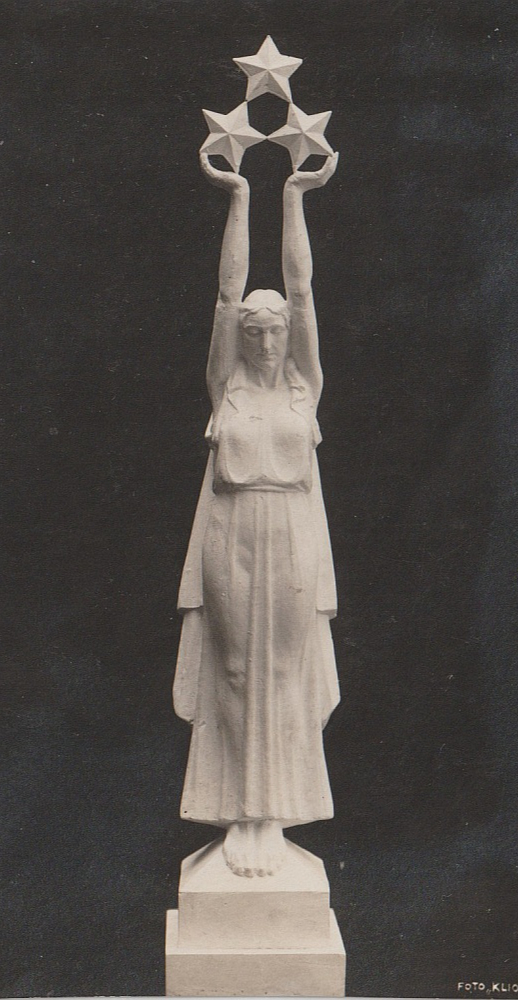 Brīvības tēls. Fragments no Rīgas Brīvības pieminekļa. Pastkarte.