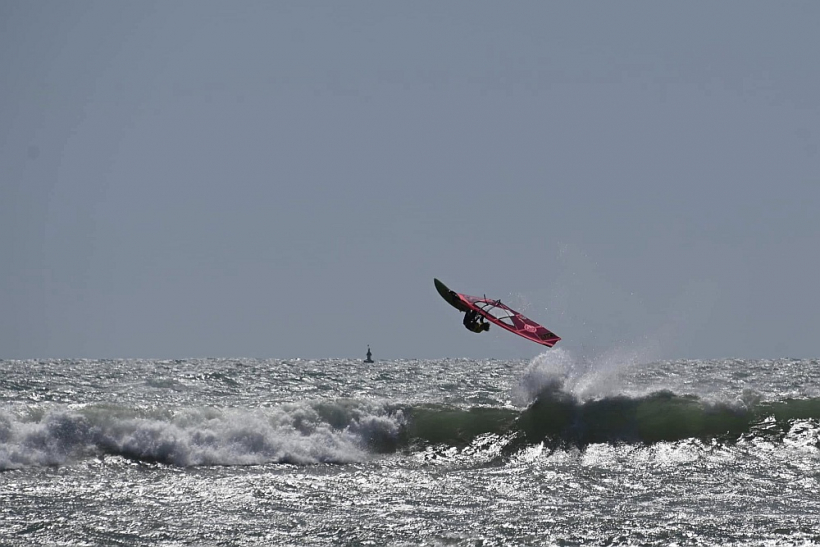 Valters Videnieks lido pāri viļņiem pie Austrālijas krastiem.