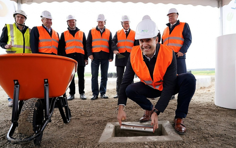 “Latvenergo” valdes priekšsēdētājs Mārtiņš Čakste ievieto laika kapsulu ar "Pienava Wind" būvētāju labo nodomu un vēlējumu sarakstu nākamajām paaudzēm.
