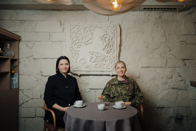 Pulkvede Antoņina Bļodone un Latvijas Vecāku organizācijas vadītāja Inga Akmentiņa-Smildziņa. 