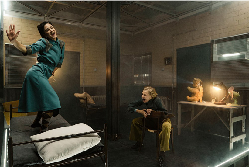 Ilze Ķuzule-Skrastiņa (Džoana Klārka, Lola Kavecka; no kreisās) un Madara Viļčuka Adas Loves tēlā.