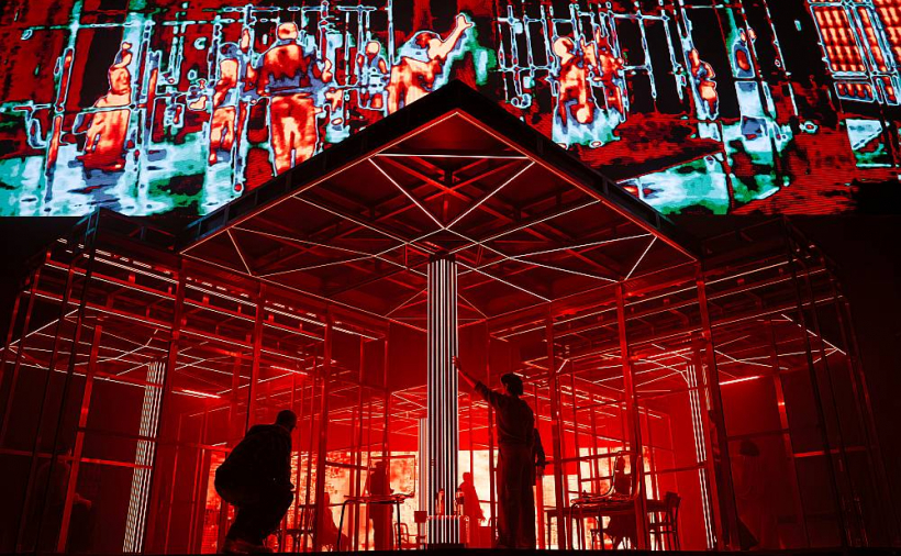 Izrāde pārsteidz ar skaņas un gaismas efektiem un plašo tehnoloģiju pielietojumu.