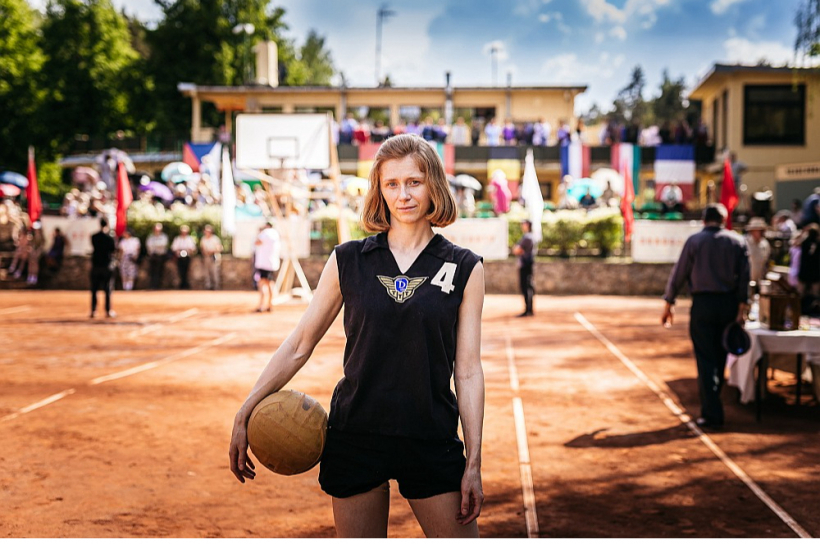 Kadrs no Dzintara Dreiberga spēlfilmas "Tīklā. TTT leģendas dzimšana".