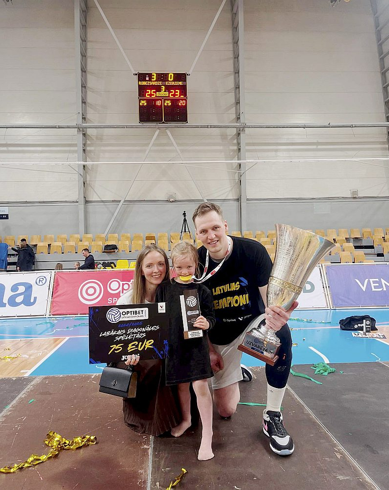 Matīss Gabdulļins ar savu lielāko atbalstu, prieku un motivāciju – sievu Lauru un meitu Žaklinu pēc šopavasar izcīnītā Latvijas čempionu titula.