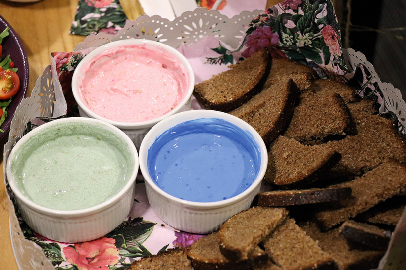 Smēriņi iekrāsoti ar augu izcelsmes krāsām.