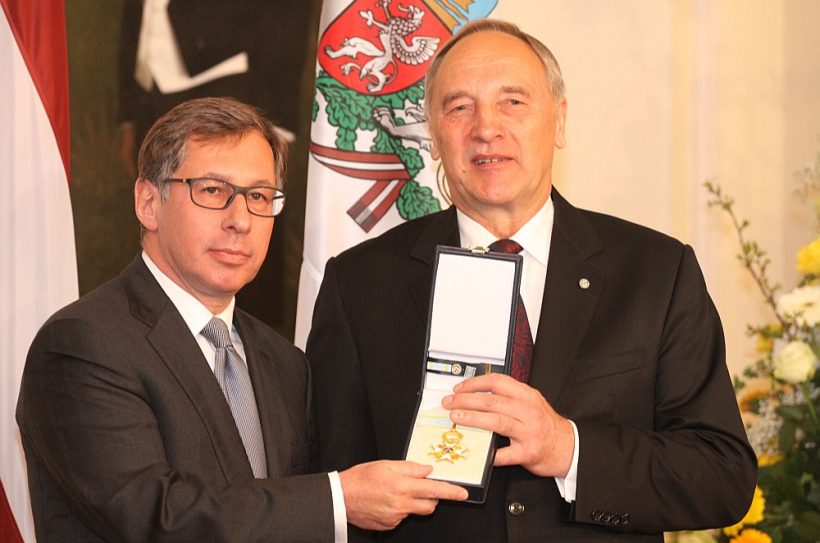 "Par būtisku ieguldījumu Latvijas un Krievijas politisko un ekonomisko attiecību veicināšanā un stiprināšanā un labdarībā Latvijā" – ar šādu pamatojumu 2012. gadā tika piešķirts Triju Zvaigžņu ordenis toreizējam banku grupas "Alfa-Bank" direktoru padomes priekšsēdētājam Pjotram Avenam (no kreisās). 2012. gada 4. maijā viņam to pasniedza Valsts prezidents Andris Bēziņš. 2022. gada martā Ordeņu kapituls lēma šo apbalvojumu viņam atņemt, un Avena pārstāvji solījuši to atdot, "tiklīdz būs iespējams valsts apbalvojumus nogādāt uz Latviju".