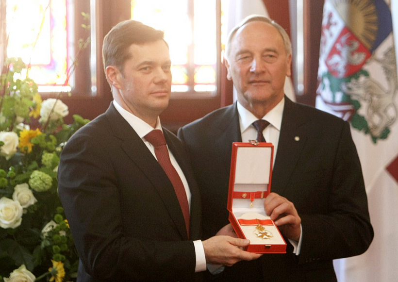 Valsts prezidents Andris Bērziņš (no labās) 2013. gada 4. maijā pasniedza Atzinības krustu Aleksejam Mordašovam "par nozīmīgo ieguldījumu mašīnbūves un metālapstrādes nozares attīstībā un tautsaimniecības izaugsmē Latvijā, un lielo personīgo ieguldījumu kultūras un mākslas mecenātismā Latvijā". 2022. gada martā Ordeņu kapituls lēma šo apbalvojumu viņam atņemt.