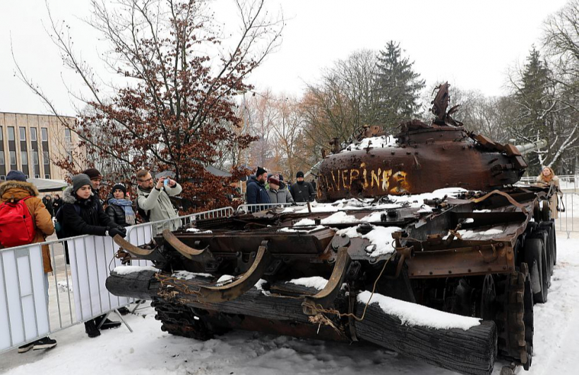 Viens no Ukrainas bruņoto spēku iznīcinātajiem Krievijas okupantu tankiem "T-72B" pirms diviem gadiem bija apskatāms arī Rīgā iepretim Krievijas vēstniecībai.