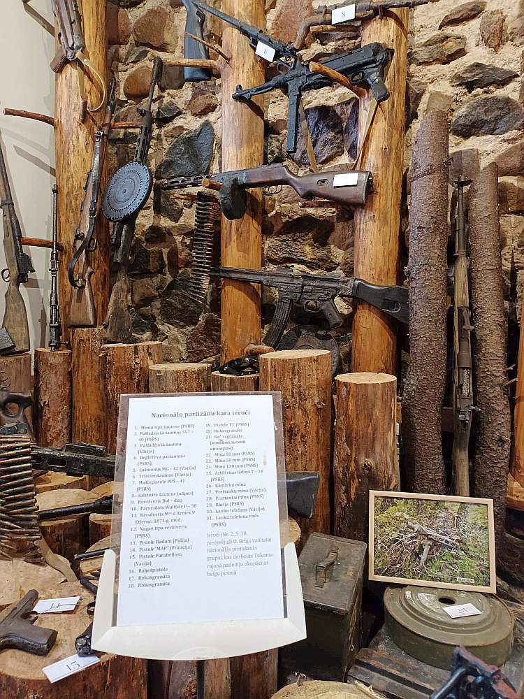Nacionālo partizānu ieroču kolekcija. Muzeja atklāšanas laikā 2014. gadā bijušas tikai kādas divas šautenes – atvestas no Ugāles, Rubeņa bataljona muzeja. Lielākā daļa no šīs ekspozīcijas eksponātiem atrasta nodibinājuma “Rubeņa fonds” organizētajos izrakumos. Piemēram, tagad diezgan labi izpētītās un slavenās Āpuznieku kaujas vietās, kas Kabiles un Rendas apkaimes mežos norisinājusies 1946. gada janvārī.