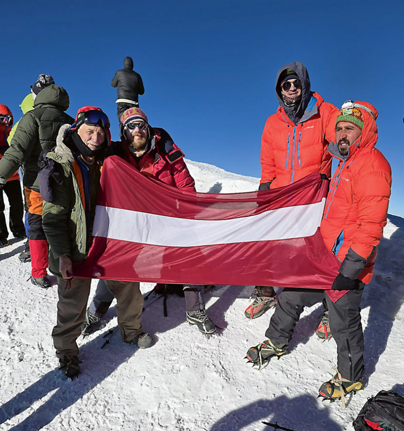 Ar Latvijas karogu vēlas nofotografēties daudzi.
