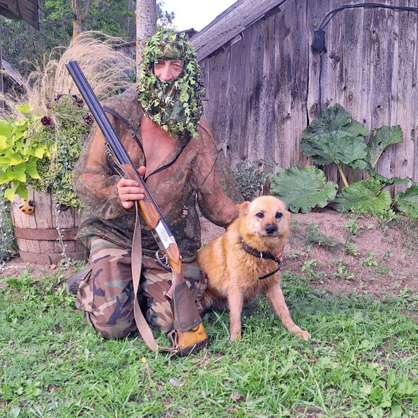 Mednieks un viņa palīgs.