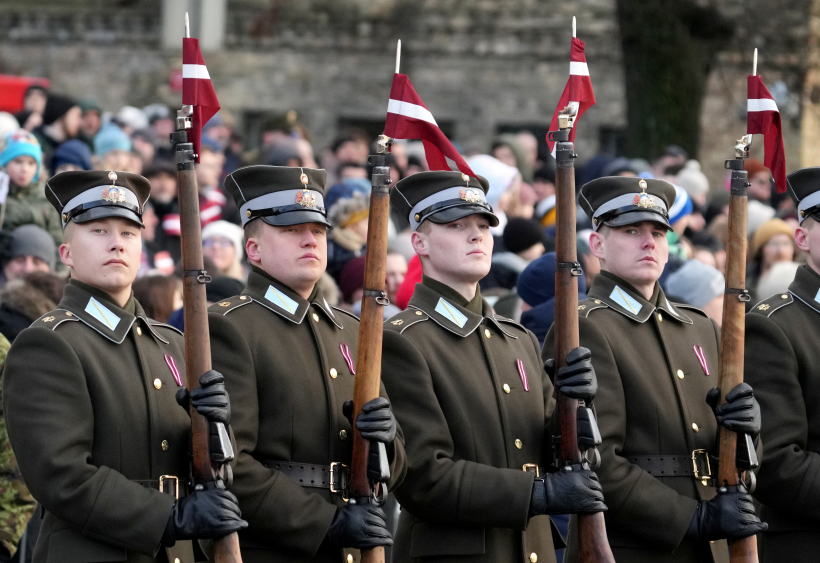 Militārā parāde 11. novembra krastmalā.