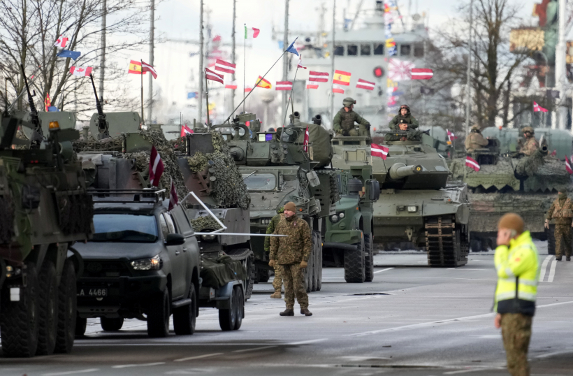 Militārā parāde 11. novembra krastmalā.