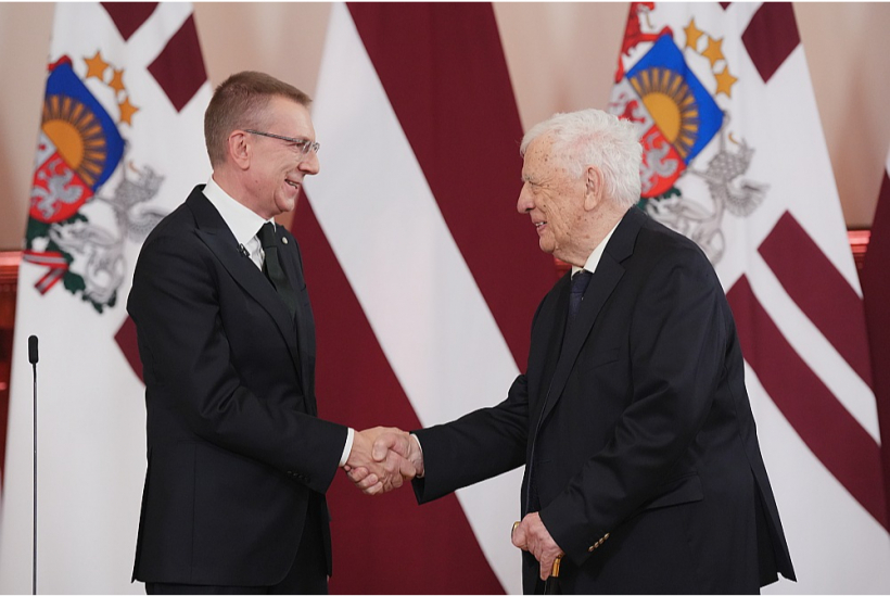 Par sevišķiem nopelniem Latvijas valsts labā Triju Zvaigžņu ordenis piešķirts un par ordeņa lielkrusta komandieri iecelts komponists un pianists Raimonds Pauls (no labās). Vakar Rīgas pilī ordeni viņam pasniedza Valsts prezidents Edgars Rinkēvičs.