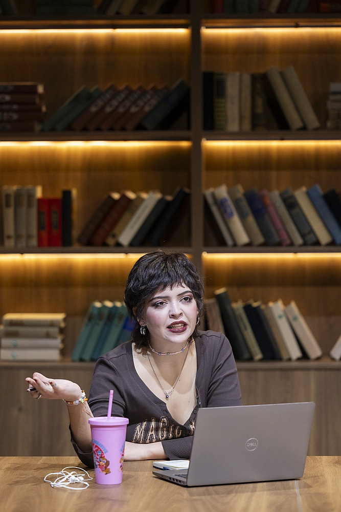 Sabīne Tīkmane Fionas lomā.