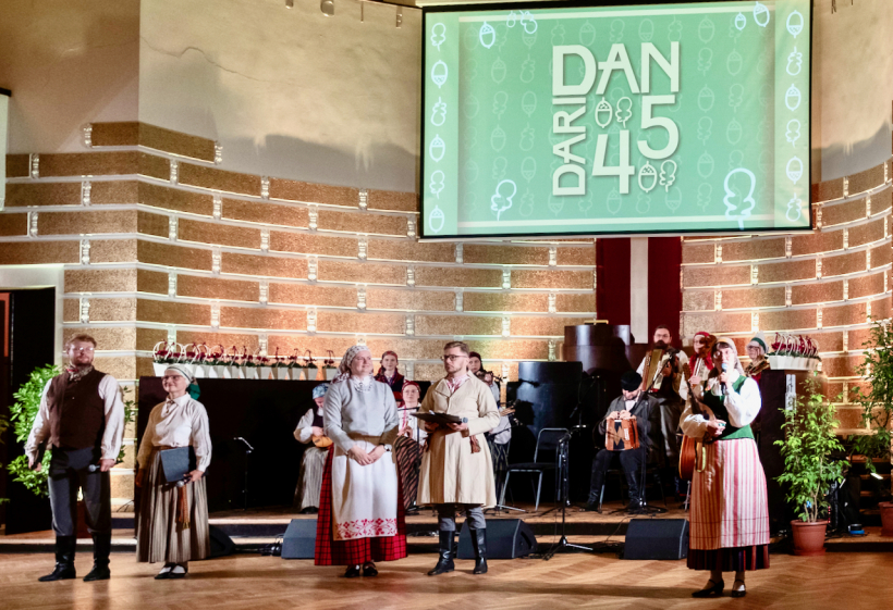 Dandari sāk savu Dandarballi. Labajā pusē Inga Dūka.