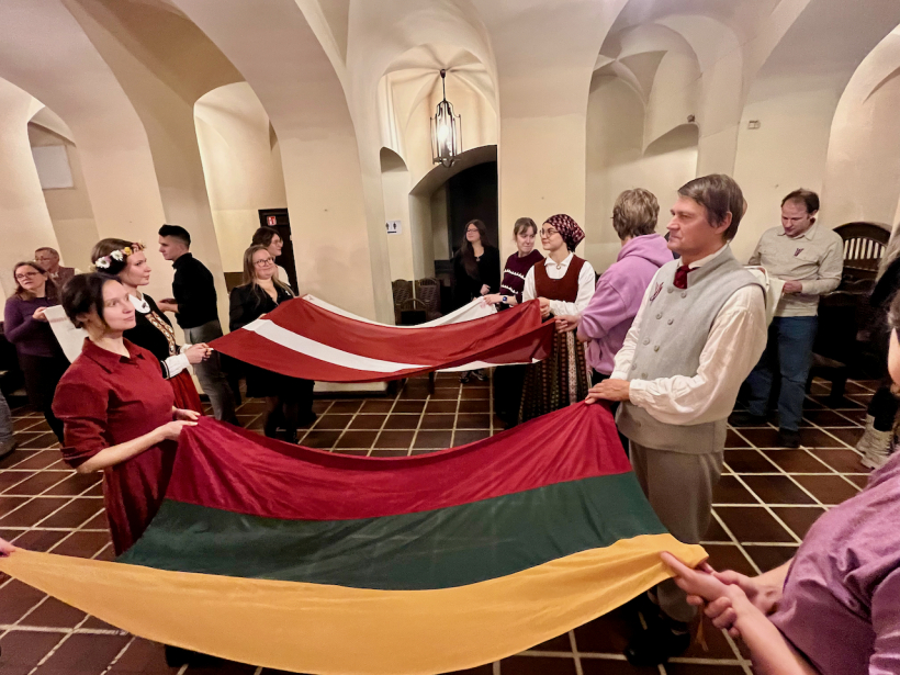 Latvijas un Lietuvas karoga deja Viļņas Universitātē.