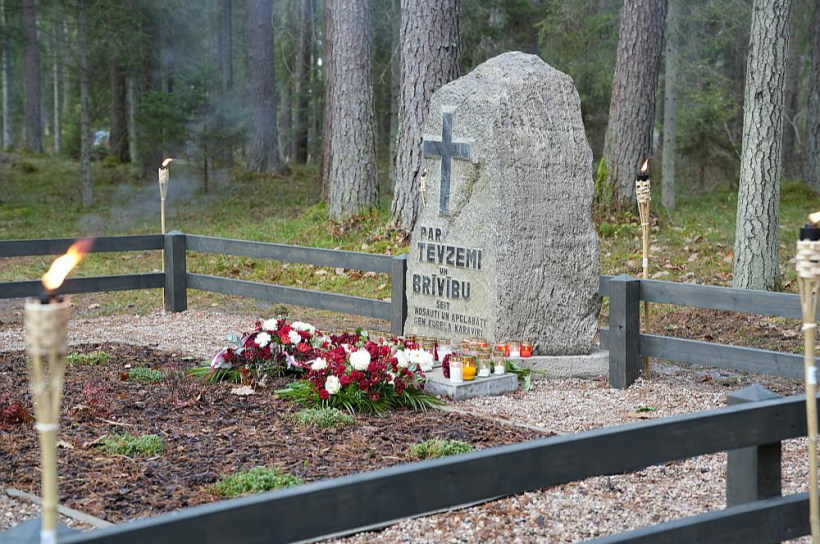 Nacionālās karavīru biedrības Rendas nodaļas biedri rūpējas par bijušo brīvības cīnītāju piemiņu.