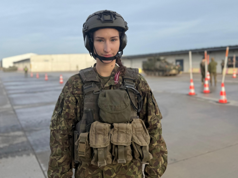 Hannelora Voiciša pašlaik pilda valsts aizsardzības dienestu. Lai gan sievietes te ir mazākumā, viņa jūtas piederīga un novērtēta, un ir priecīga par lēmumu pieteikties dienestam.