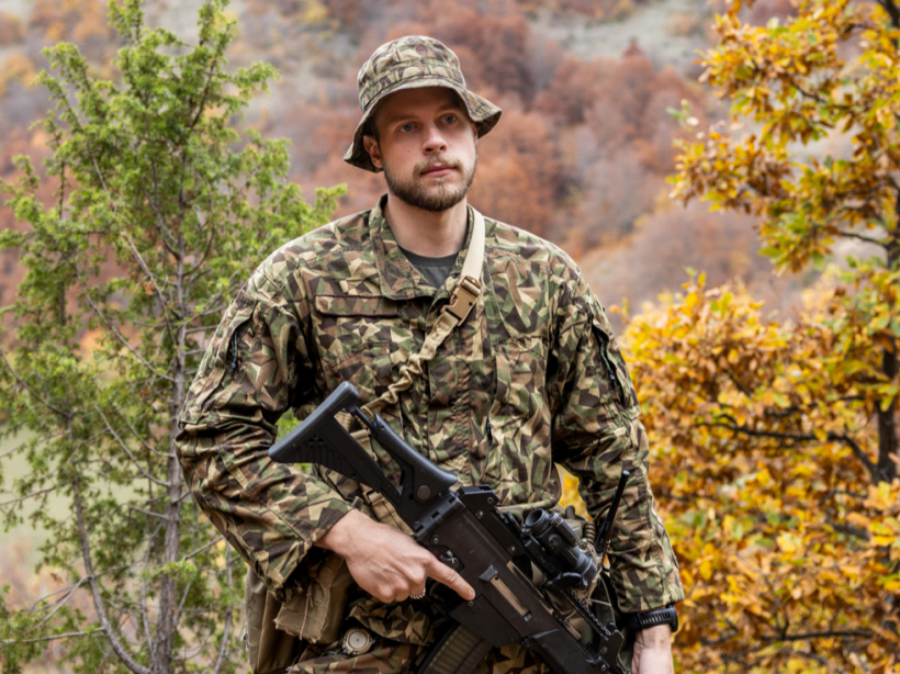 Rūdis Čivčs-Vaivods ir pirmā iesaukuma VAD karavīrs, kurš nolēma palikt profesionālajā dienestā. Pašlaik Rūdis dienesta pienākumus pilda miera uzturēšanas misijā Kosovā.