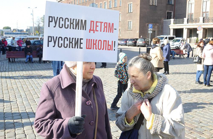 Visas pārmaiņas, ko likumdevējs centās ieviest Latvijā saistībā ar krievu skolām, pavadīja krievisko partiju (bieži ar Maskavas atbalstu) protesti. Attēlā: piketa dalībnieces 2019. gada 5. oktobrī Rīgā Rātslaukumā ar plakātu krievu valodā: "Krievu bērniem – krievu skolas".