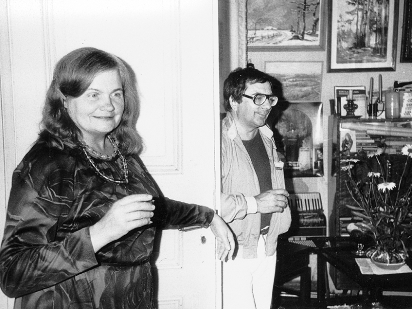 Dzejnieks Māris Čaklais ciemos pie dziesminieces.