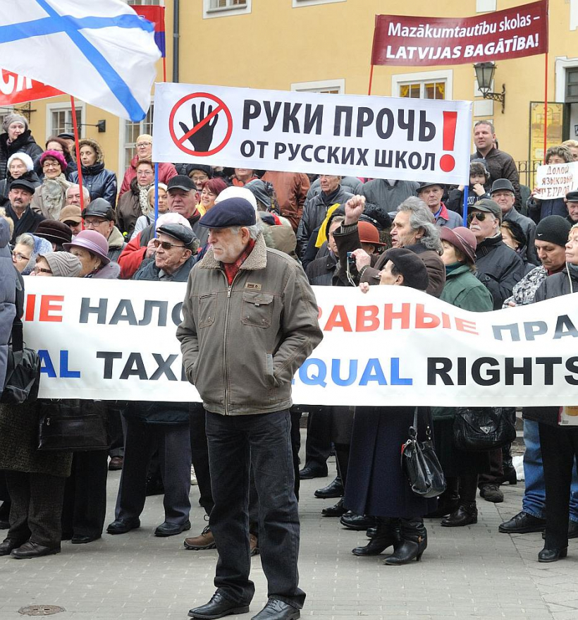"Rokas nost no krievu skolām!" Viens no plakātiem krievu valodā, kāds regulāri parādījās to politiķu organizētajos mītiņos Rīgā, kas iebilda pret mācīšanos valsts valodā Latvijā. Attēlā: pikets pie Izglītības un zinātnes ministrijas 2014. gada martā.