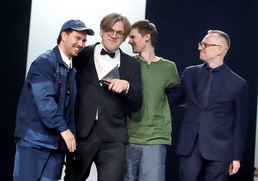 Valters Sīlis (otrais no kreisās) par "Dirty Deal Teatro" tapušo izrādi "Alfas" ieguva Gada režisora titulu un pats iestudējums tika atzīts par Gada mazās formas izrādi. Savukārt komponists Edgars Raginskis (no labās) saņēma balvu "Gada jaundarbs mūzikā vai muzikālais noformējums".