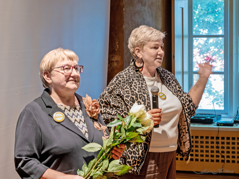 Šī grandiozā pasākuma organizēšanā liels paldies (no kreisās) rokdarbu studijas “Spārni” vadītājai Astrīdai Kinnei, kā arī Ventspils amatu mājas vadītājai Ingunai Heinrihsonei.“Mūs vienoja neskaitāmas sarunas, idejas un kontakti, iedvesmojot un stiprinot rokdarbnieču sadarbību visā Kurzemē,” saka Astrīda Kinne.