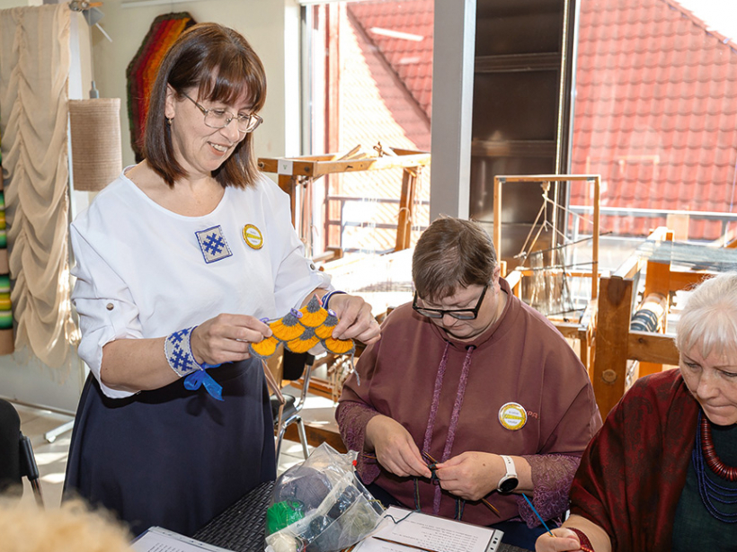 Baiba Kečko rokdarbnieces iepazīstināja ar gliemežvāka pečvorka adīšanu.