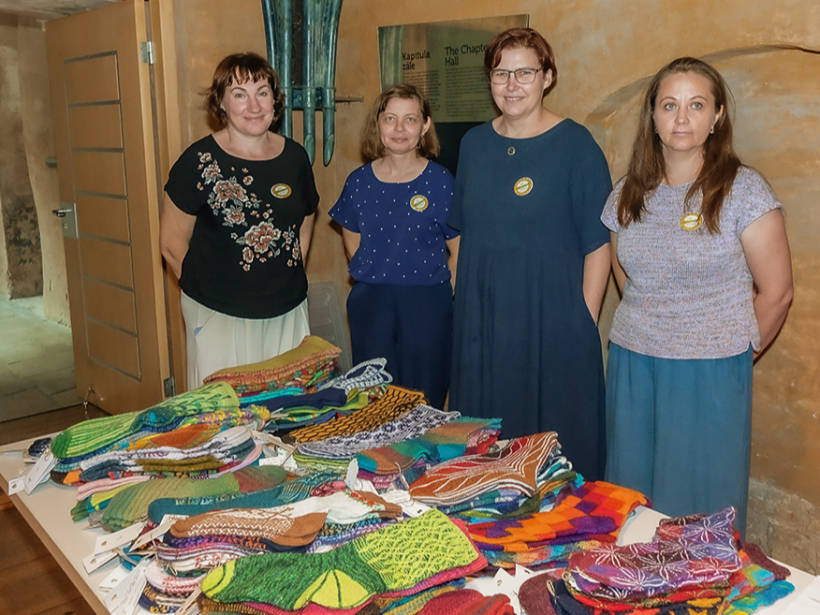 Ilze Haka un pārējās biedrības “Smiltenes pūra lāde” dalībnieces.