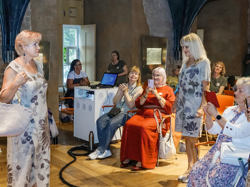 Ina Dātava un Līga Muižarāja modes skatē demonstrēja savus ekoprinta tērpus