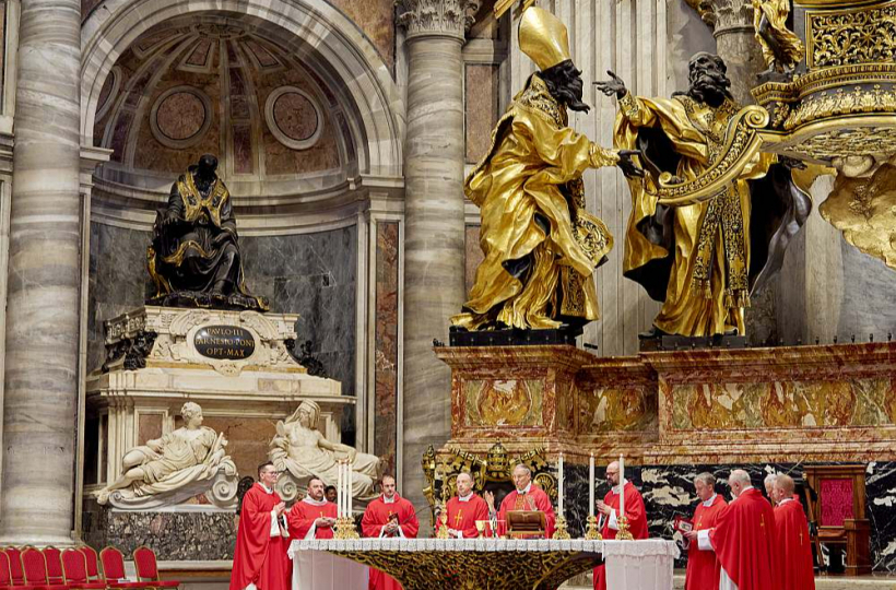 Sv. Pētera bazilikā Rīgas arhibīskapa metropolīta Zbigņeva Stankeviča vadībā notika dievkalpojums latviešu valodā.