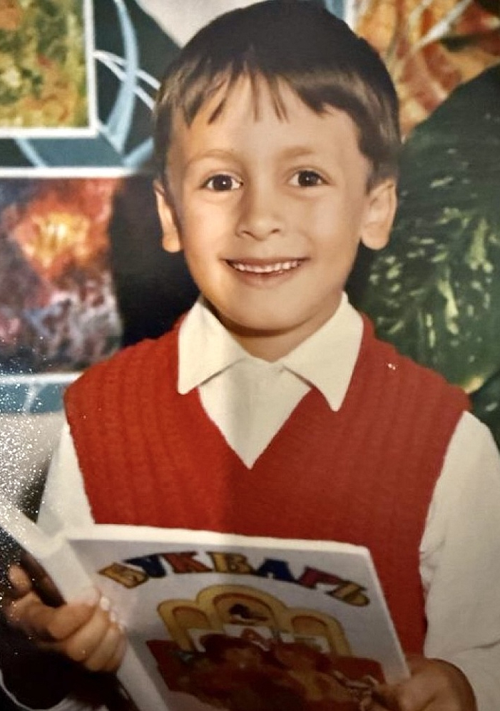 Pirmklasnieks Marats, sākot skolas gaitas tolaik Salaspils 2. vidusskolā.