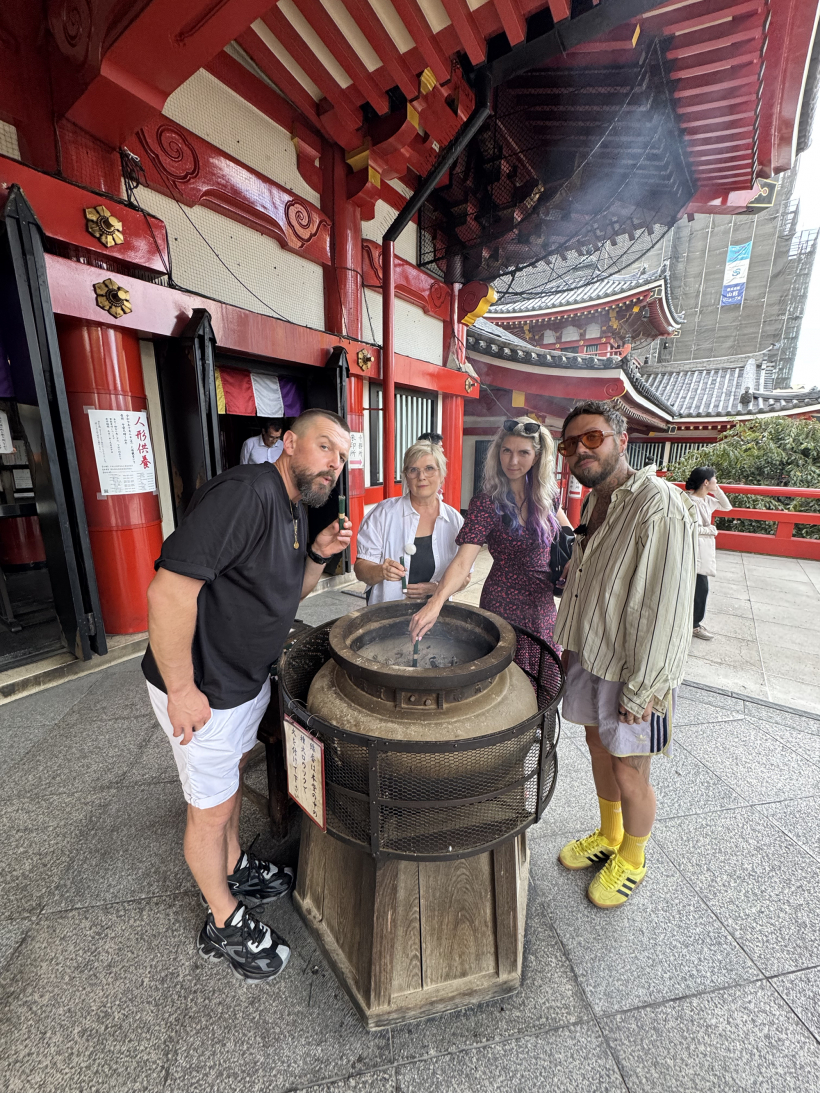 "Četri uz koferiem" Japānā.