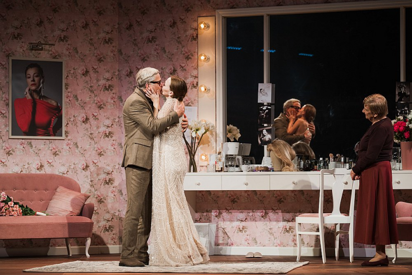 Maija Doveika Margo Kreinas lomā ar Normundu Laizānu (Margo vīrs, režisors Klements Houvels) un Intu Tiroli mājkalpotājas Leilas lomā.