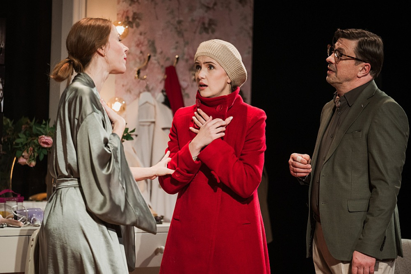 Maija Doveika Margo Kreinas lomā (no kreisās), Madara Reijere Īvas Heringtones tēlā un Egons Dombrovskis dramaturga Loida Robertsa lomā.