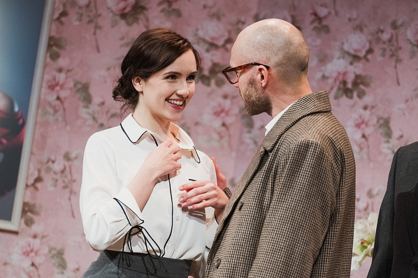 Madara Reijere Īvas Heringtones lomā un Kaspars Aniņš teātra aģenta Berta Hinkla lomā.