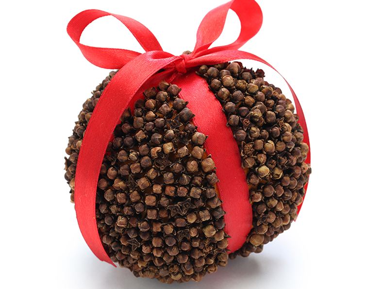 Krustnagliņu bumba.