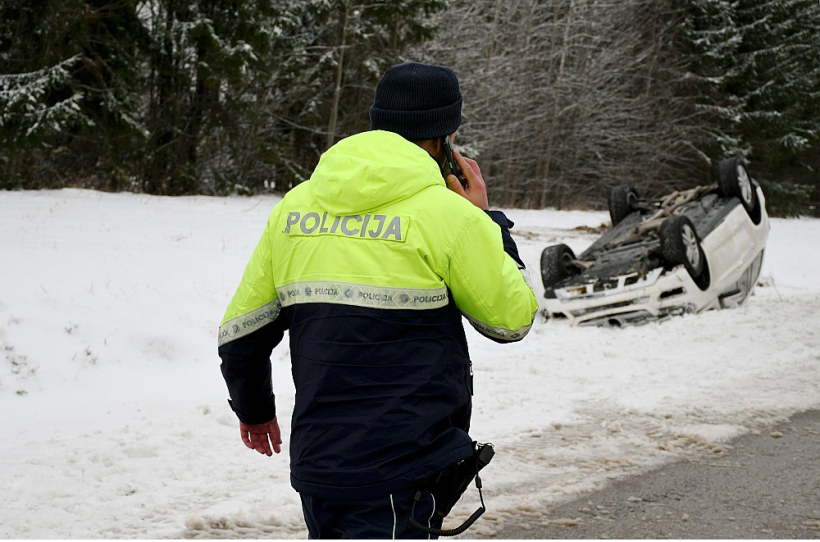 Eksperti vērš uzmanību, ka negadījumus ar smagām sekām veicina ne tikai ceļa apstākļi, bet arī pašu satiksmes dalībnieku nevērīgā attieksme pret drošību.