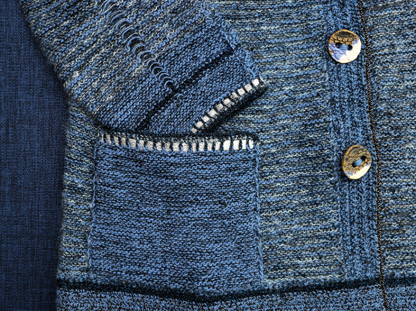 Kabatas ir adītas atsevišķi un uzšūtas uz jakas.