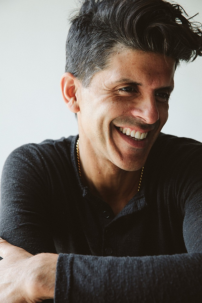 Džeza vokālists Sachal Vasandani.