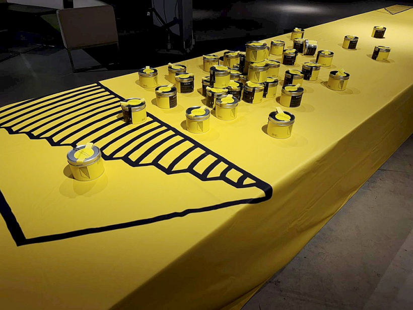 Jaunajā Rīgas Laikmetīgās mākslas telpas identitātē dominē dzeltenā krāsa.