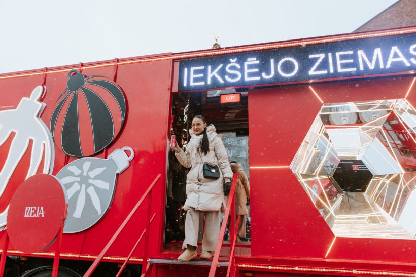 "Coca-Cola" Ziemassvētku automašīna Rīgā.