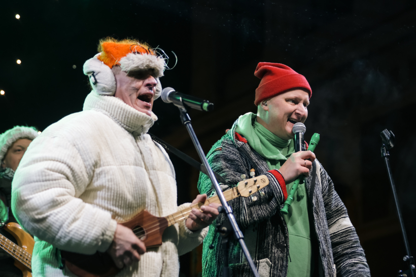 Mūziķu apvienības "Brīnumskapis" uzstāšanās Rātslaukumā.